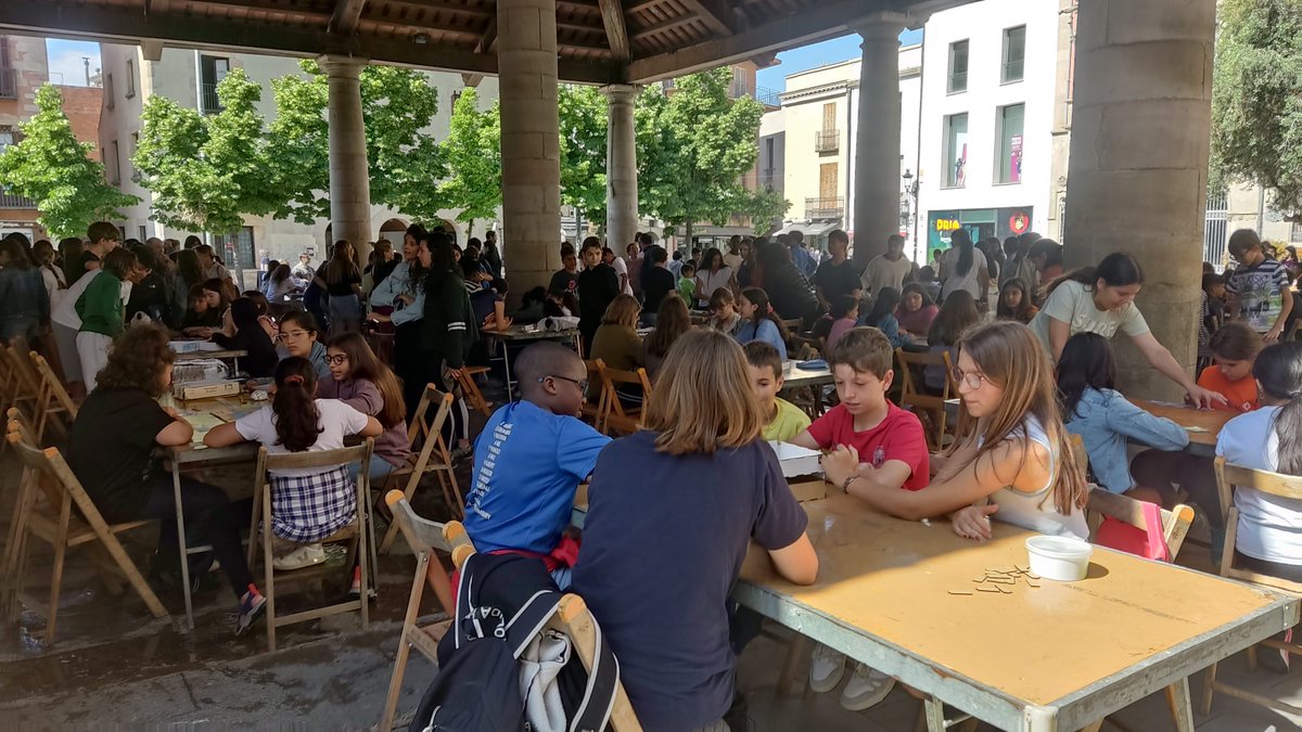 2a jornada de Jocs al carrer organitzada per @CRP_Granollers , @firajugarxjugar i l'Ajuntament 
➡️4 instituts han creat 50 jocs de taula i 450 alumnes de set escoles s’han apropat avui a la Porxada per jugar-hi!
@epiagranollers @INSACumella