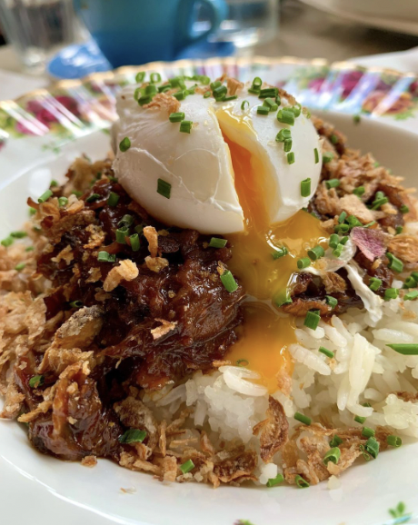 BBQ Lamb on white rice with crispy shallots,
poached egg and peanut rayu - an absolute banger that you can't afford to miss🔥😍

#brunchtime #foodies #eeeeeats #food #cafe