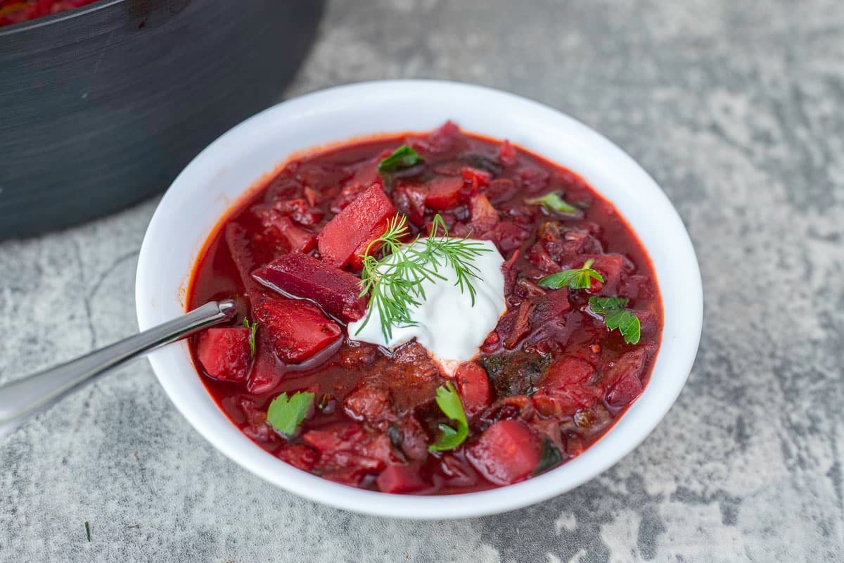 Dive into the flavors of Ukraine with a bowl of hearty Red Borscht Soup!

#Borscht #UkrainianCuisine #ComfortFood 

sizzlefy.com/trending/cooki…