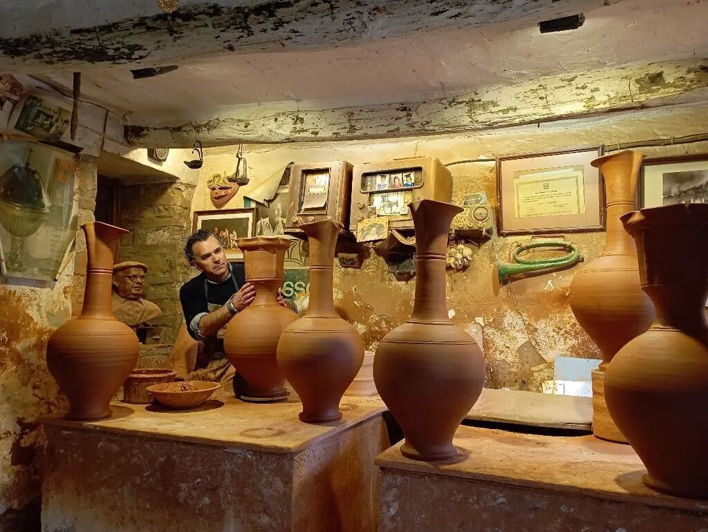 ¿Sabes que en Úbeda, además de aprender español en Euroidiomas Spanish School, puedes conocer a algunos de los mejores alfareros de España? En Úbeda se hace una cerámica típica de origen árabe siguiendo la tradición de cientos de años. Foto: Alfar Paco Tito.