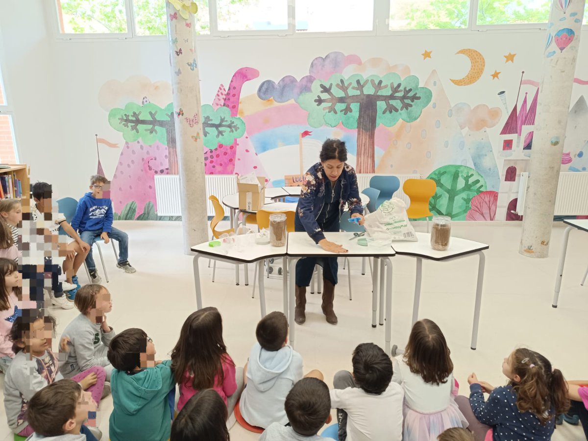 cpbangelleon's tweet photo. En 1º estamos estudiando los insectos; y entre ellos las hormigas. Para ver en directo la vida de estos insectos hemos construido un hormiguero.
Nos ha encantado!! https://t.co/utjhGgcqyr
