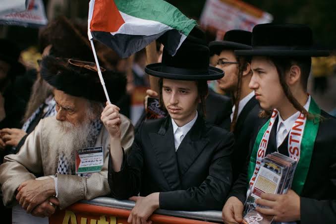 What Zionists cannot tolerate is seeing a Jew supporting Palestine.

Jews stand with the Palestinian people.

We support Palestine.

PALESTINE WILL BE FREE 🇵🇸