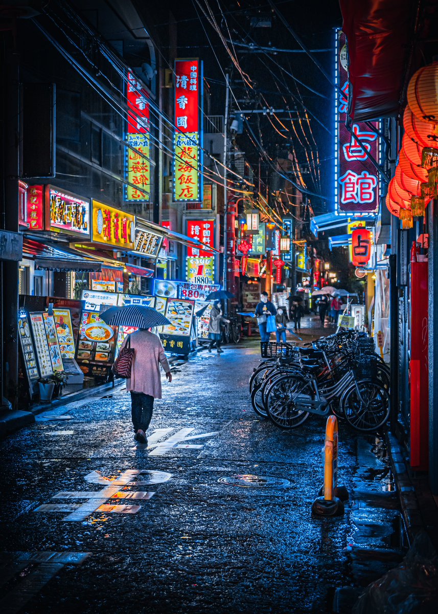雨夜の横浜中華街がまるでサイバーパンクの世界だった。