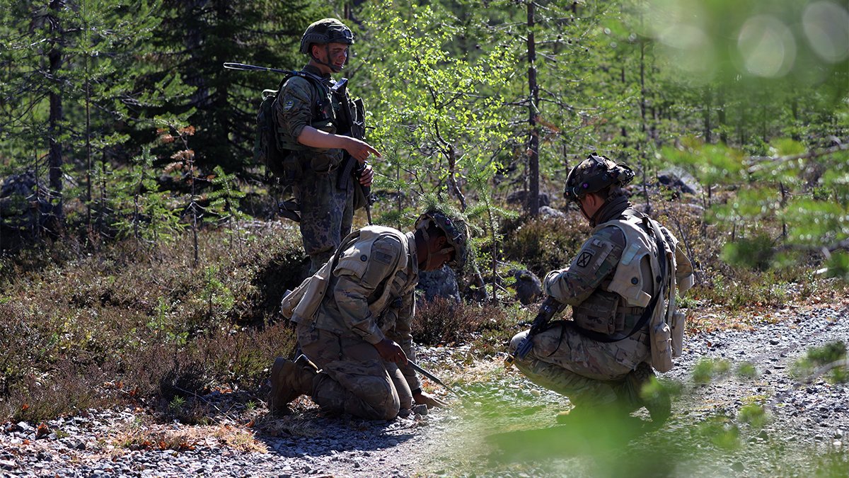 Pioneeriyhteistyötä #NorthernForest24-harjoituksessa. 🇺🇸 pioneerit perehtyvät meidän tapaan raivata sirotemiinoitetta 🇫🇮 varusmiespioneerien ohjaamina. Pieniä eroavaisuuksia löytyy.

#kaipr #pioneeri #maavoimat @10MTNDIV #StrongerTogether #MustaLippuYhdistää