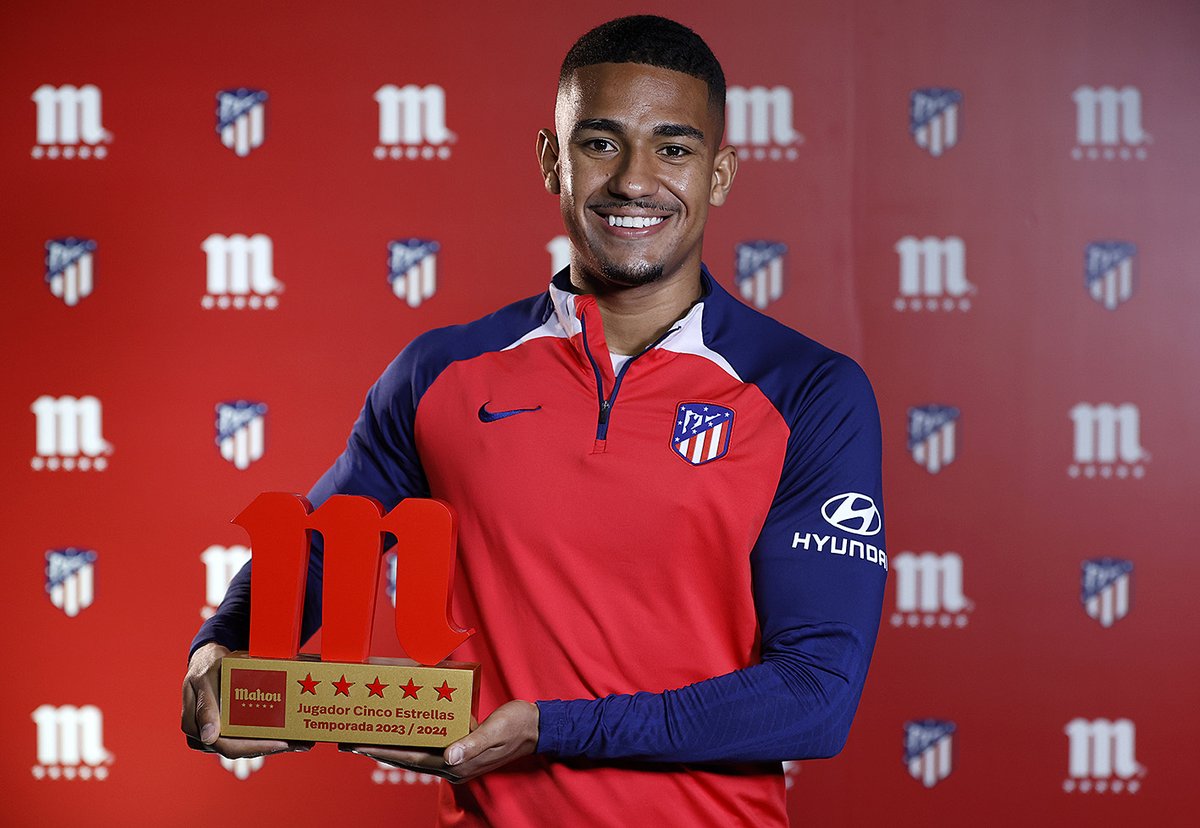 ¡Ya tenemos al #JugadorCincoEstrellas de la temporada del @Atleti! 🎉 @samuellino99 recoge el trofeo. 🏆¡Enhorabuena! 😜