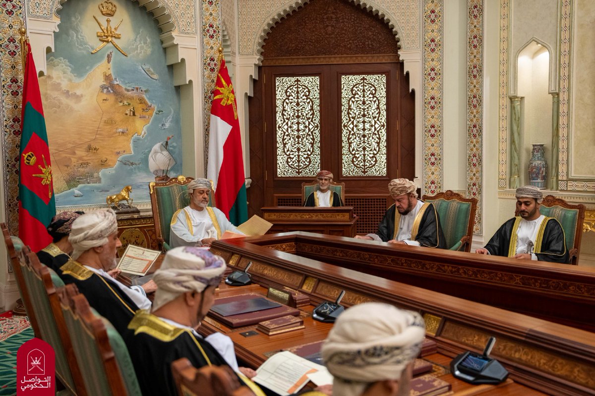 حضرةُ صاحبِ الجلالةِ السُّلطان هيثم بن طارق المعظم - حفظه الله  ورعاه - يتفضّل فيترأس اجتماع مجلس الوزراء بقصر البركة العامر.

#التواصل_الحكومي