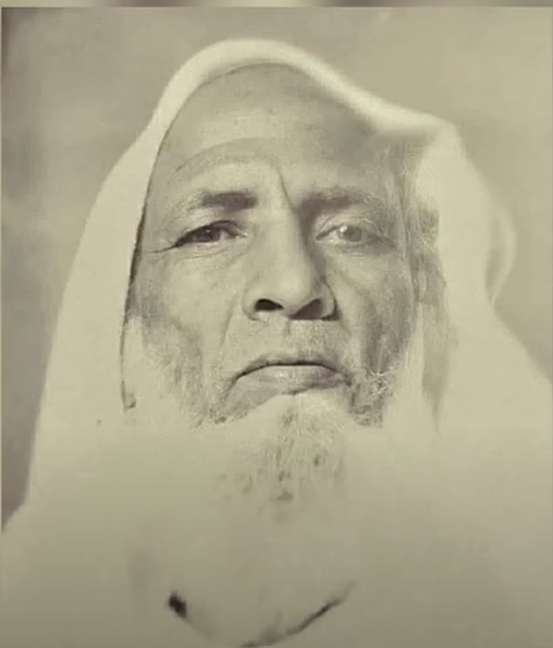 ALfalehaaa's tweet photo. أَمَّ الشيخُ عبدالعزيز بن باز رحمه الله المُصَلِّين في المسجد الحرام مَرّتين:
الأولى: صلاة الميت على الشيخ حافظ الحكمي رحمه الله في الثامن عشر من ذي الحجّة عام 1377هـ 1957م.
الأخرى: صلاة الميت على الشيخ محمد الأمين الشنقيطي رحمه الله في السابع عشر من ذي الحجة عام 1393هـ 1973م.
= كتاب: تاريخ أُمّة في سِيَر أئمّة.