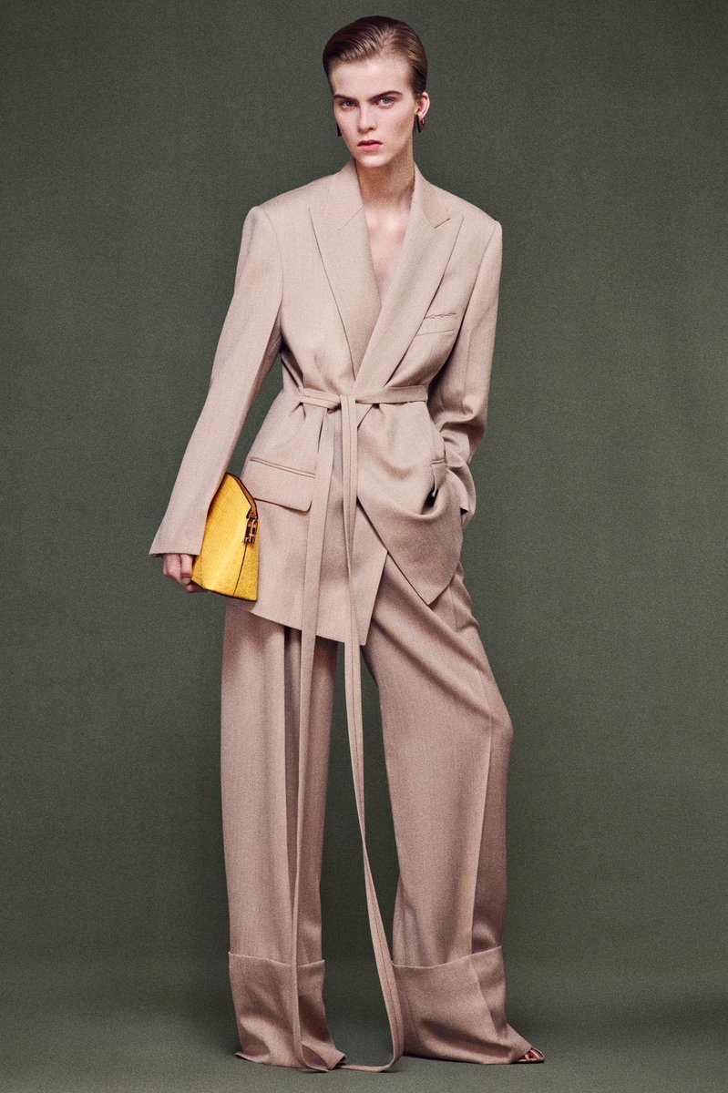 victoria beckham resort 2025 — it’s actually so beautiful and the bags have my heart