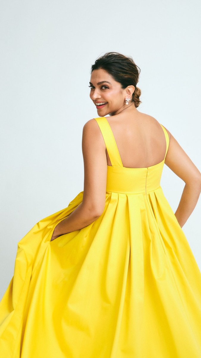 Deepika Padukone glows in yellow attire, embracing her bump with style and grace  

#deepikapadukone #momtobe #bollywoodentertainment #bollywood #entertainment #EntertainmentBuzz #Elegance #beauty #glamour #glowing #shine #style #grace #EleganceRedefined #MiddayEntertainment