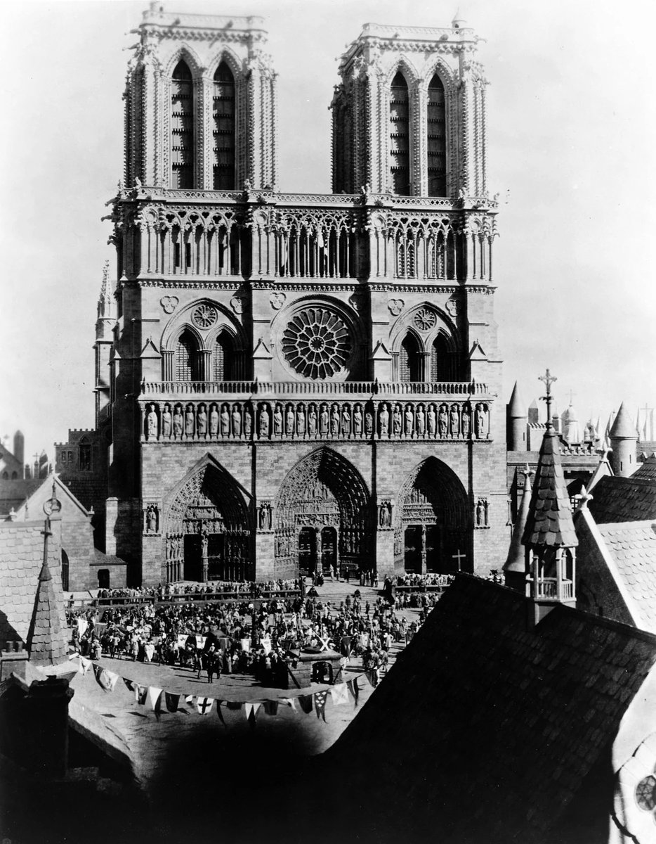 🎞️ <a href="/SilentFilmLive/">The Lucky Dog Picturehouse</a> are back this month with 3 fabulous films for you! 📽️
24 June: Pandora's Box (1929)
25 June: The Hunchback of Notre Dame (1923)
26 June: Shooting Stars (1928)
Tickets selling fast 🎫 wiltons.org.uk/whatson/202406