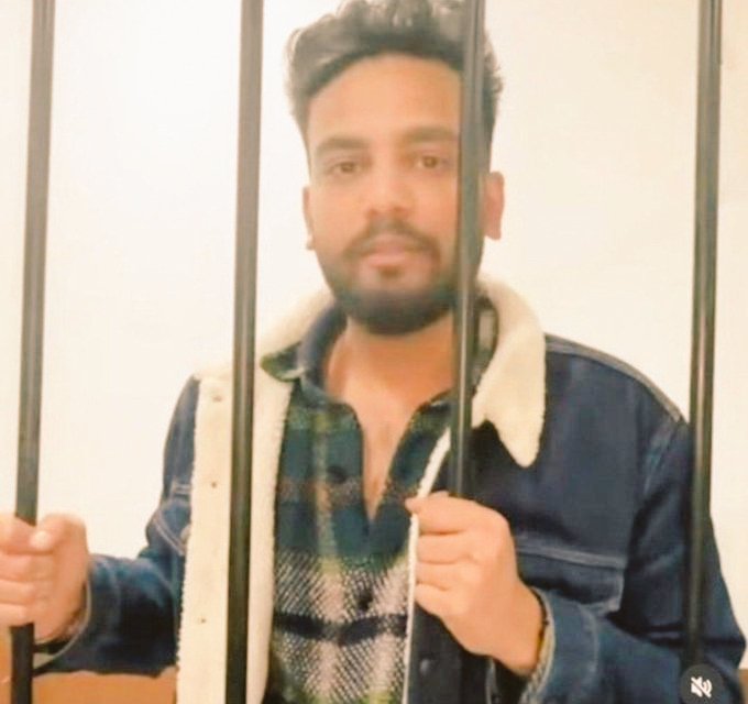 This is @ElvishYadav. He did many crìmés, and then went to jail. After that, his hype became ZERO. So to become famous again, he is making controversial video on #DhruvRathee, and today he spread false video of #ManishaRani through his PR to make his fandom active.
Shameless guy.