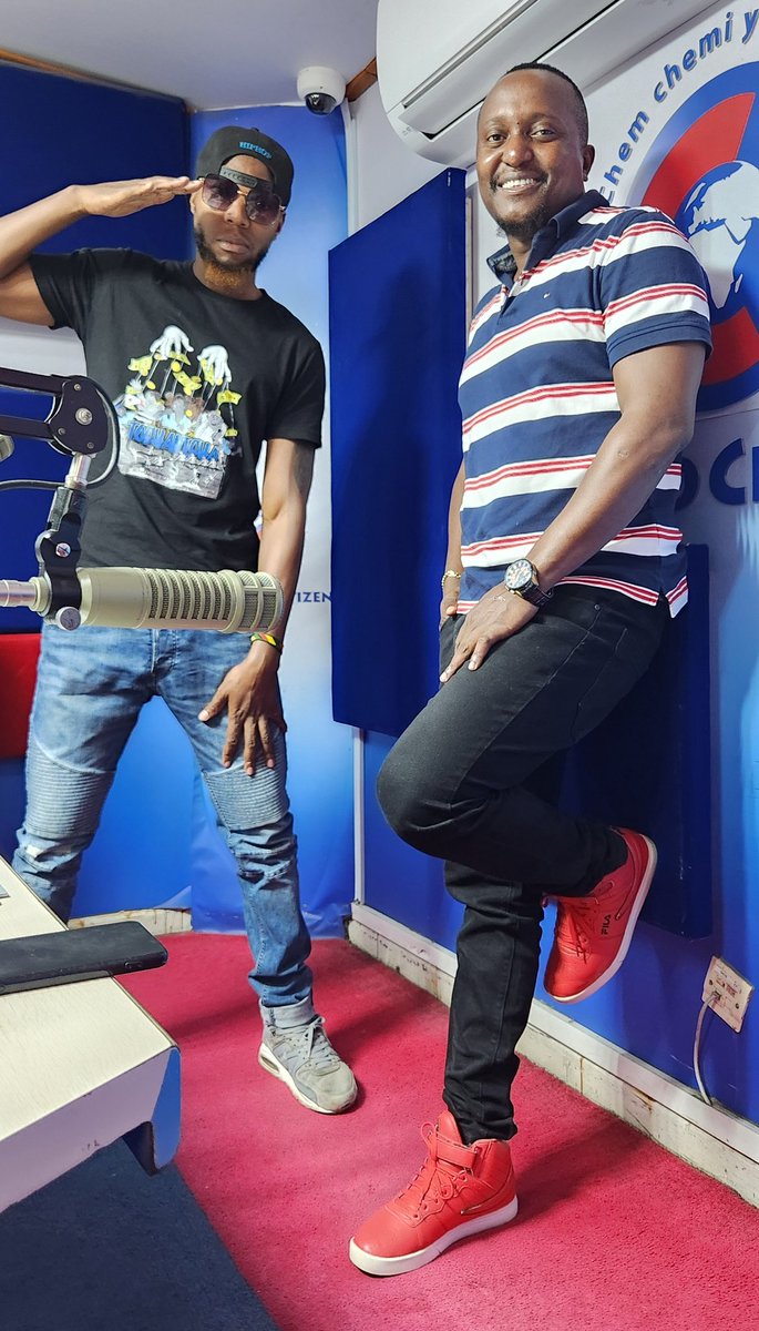 RadioCitizenFM's tweet photo. Karibu ndani ya #MsetoHipHopTuesday na kama kawaida Jumanne tunakupa nafasi ya kuangazia masaibu yote unayoyapitia hapo mtaani ndani ya kurunzi mtaani. Je, unatupata ukiwa wapi ?
@mzaziwillytuva @djflashkenya

#MsetoHipHopTuesday 
#RadioNumberOne https://t.co/EWIpJSnZXA