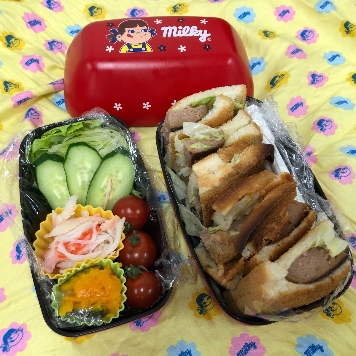 44310410's tweet photo. #妄想カフェ443 #昼ごはん #ひるごはん #ランチ #昼食 #lunch #bento #お弁当 #弁当 #Milky #bento #ぺこちゃん弁当箱 #ヤマザキパン #ロイヤルブレッド #ハンバーグサンド #ハンバーグトーストサンド #Toastsand #カニカマ #かぼちゃサラダ #レタスサンド #ミニトマト🍅 https://t.co/FC5yuWf5EX