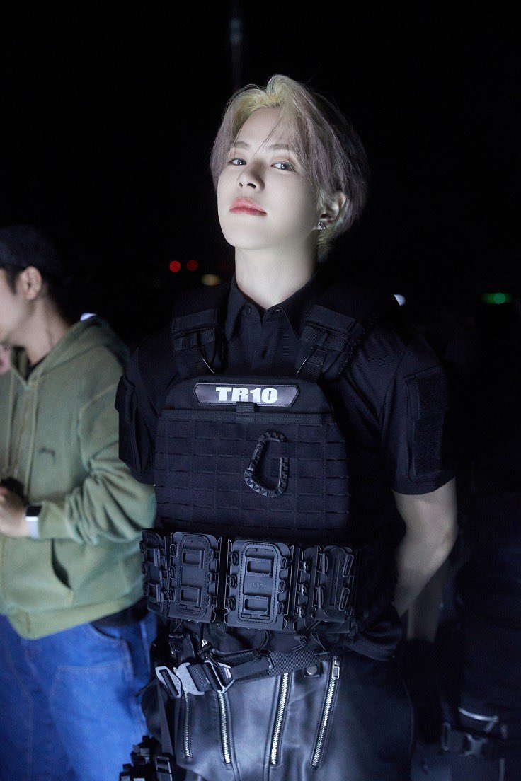 two sides of #윤재혁