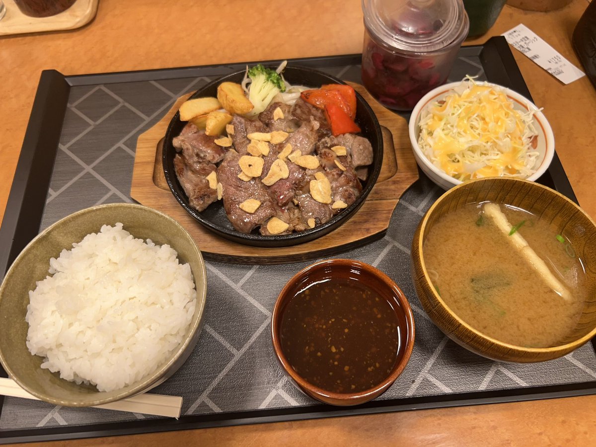 まんぷくチャレンジ✨

宮本むなしで
ガーリックステーキ(大盛り)で
ご飯大盛り3杯食べてやった😋

40代おじさん、腹パンパン(*°∀、°*)

喰えるうちは元気な印やで💪