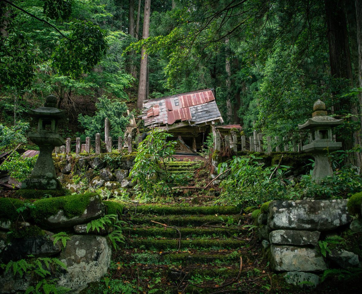 深い山中の廃村にある廃神社。 苔むし静かに朽ちゆきても、人が去って30年以上の年月が流れた街を神々は今でも見守っているのだろうか…