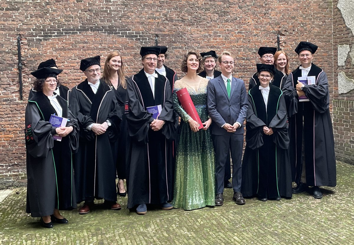 We congratulate Lotte Metz, who successfully defended her thesis last week! Congratulations Lotte, and good luck in the rest of your career! @LotteMetz @UvA_Amsterdam
