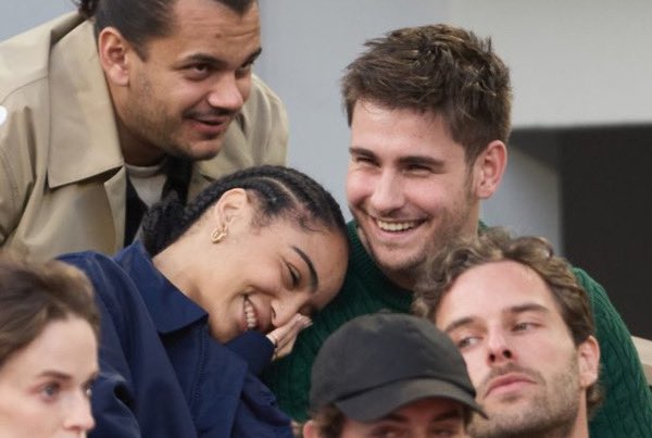 Djebril qui applaudit Lenie qui prend en photo Julien et Candice 😁 voilà le quatuor du début 🥰
#rolandgarros #LenieVacher #JulienLieb #CandiceVernet #Djebril #Lenice #Djulenice #Djelenie #Judice #Julenie