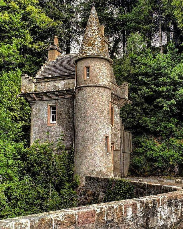 Gatehouse goals at Ballindalloch Castle! 🍃⚔️ 

📍 Visit Moray Speyside 
📷 Instagram.com/nicolsontours_…

Top 10 places to visit in Scotland lovetovisitscotland.com/top-10-places-…