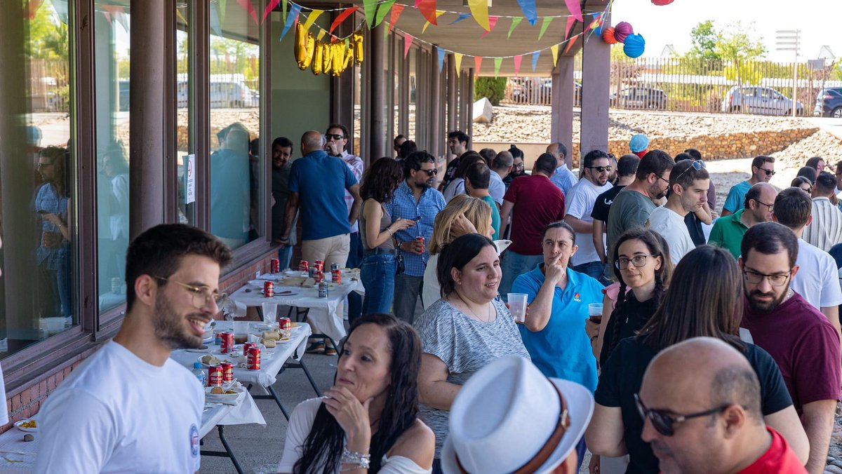 viewnext's tweet image. 🥳 ¡La feria de Cáceres está a punto de comenzar, y nuestra #GenteViewnext del centro empieza a calentar motores! 🥂🥘

El pasado viernes nuestr@s compis celebraron una fantástica fiesta pre-feria 👏🙌

📷 Autor de las fotografías: José Moro Hernández bit.ly/3yDwDh7