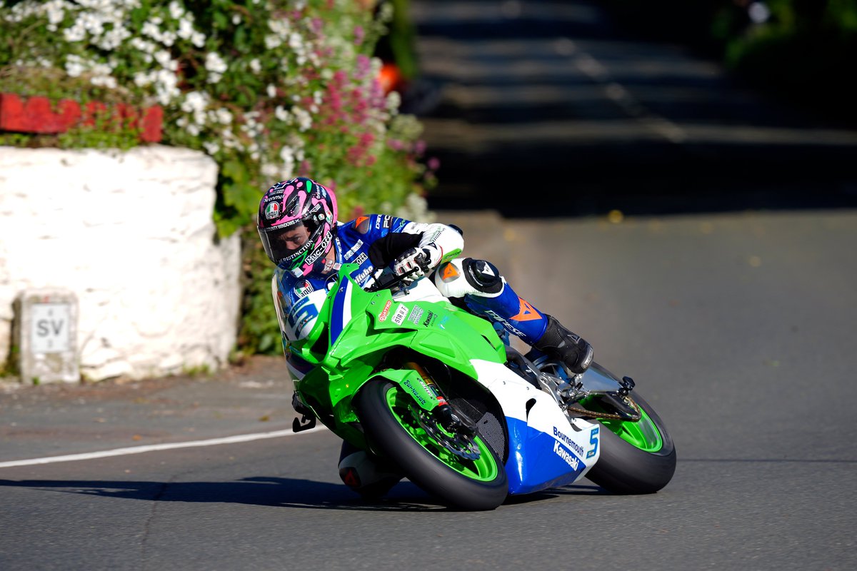 The retro-inspired @BournemouthKawa of @Jimbohillier37 looking 😍 out on the TT course last night... but this got us thinking, what's your all-time favourite Kawasaki race livery?