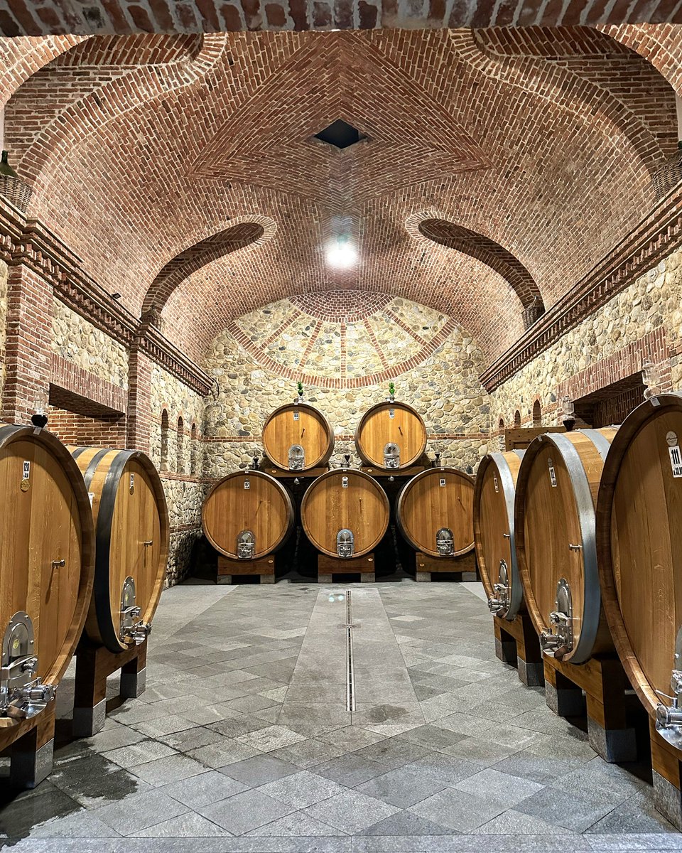 In our underground cellar, large oak barrels line the walls. In the background, the Roero symbol wheel testifies to the local winemaking tradition. The stone floor and brick walls complete this rustic and timeless setting.😍

#cascinachicco #cellar #roero