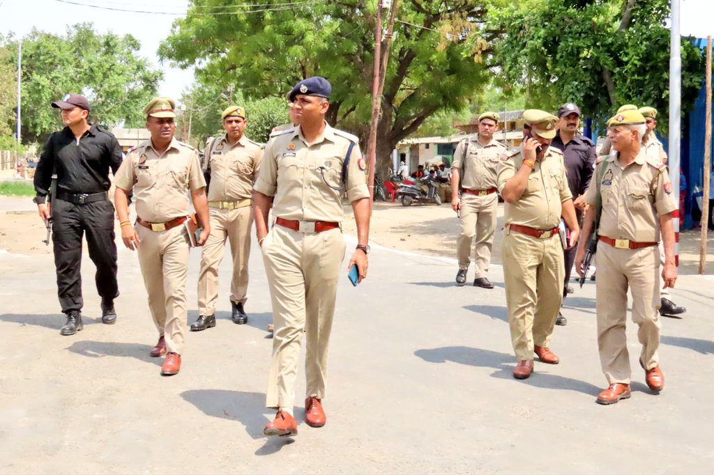#SSP_Aligarh श्री संजीव सुमन द्वारा धनीपुर मण्डी स्थित मतगणना स्थल पहुँचकर स्ट्रॉंग रुम की सुरक्षा व्यवस्था का लिया जायजा~  

'सुरक्षा व्यवस्था ड्यूटी में लगे पुलिस बल को सतर्कता पूर्ण ड्यूटी करने हेतु किया निर्देशित..' 

#Aligarh #AligarhPolice