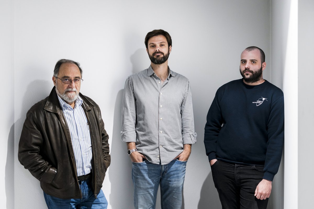 SenecaHugo's tweet photo. O ISTSat-1 descola em julho com a missão de ajudar a localizar aviões enquanto voam. Os coordenadores do satélite do Instituto do Superior Técnico contam tudo no Futuro do Futuro. Foto: José Fernandes.  https://t.co/Fcn8I71fiS #ist #satélites #espaço #Aviões #rádio #Localização https://t.co/eD5Gz8pRsa