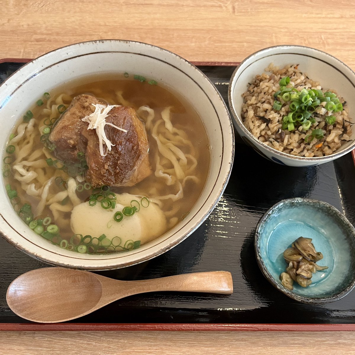 護地楽屋🍜
仙台市青葉区

仙台市青葉区瑞鳳殿の近くにある沖縄の本格ソーキそばが味わえる麺そ〜れ〜護地楽屋で軟骨ソーキそばいただきました！

とろとろに炊かれたお肉の甘辛い味付けと縮れ麺が絡まり一口食べるともう止まりませんでした！