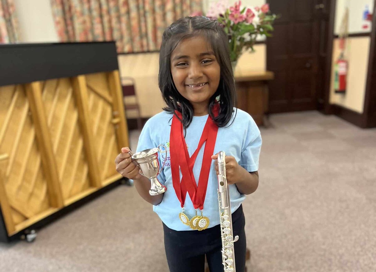 M (3S) recently took part in the Reigate Music festival and won 1st prize playing “We’re off to see the wizard” on her flute (dressed up as Dorothy too!) in the “Be the Music” category. She also received a medal playing in the “Grade 2 woodwind” category. Well done M! 📷