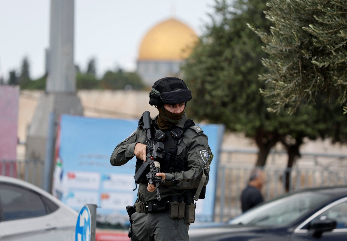 A Russian citizen stabbed two Israeli police officers in Jerusalem. (Al Jazeera)