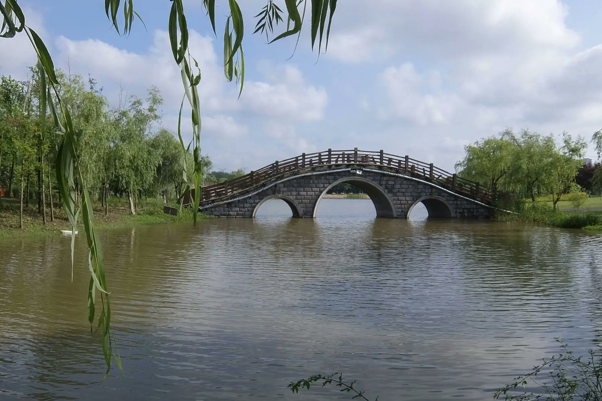 Located in Taihu Town of Tongzhou, Jinfu Wetland Park has an ecological landscape and commercial facilities such as restaurants, coffee roasters, and auditoriums. Take a walk around the lake in the park and enjoy the wild nature.
#FunInBeijing #wetland #park #weekend #leisure