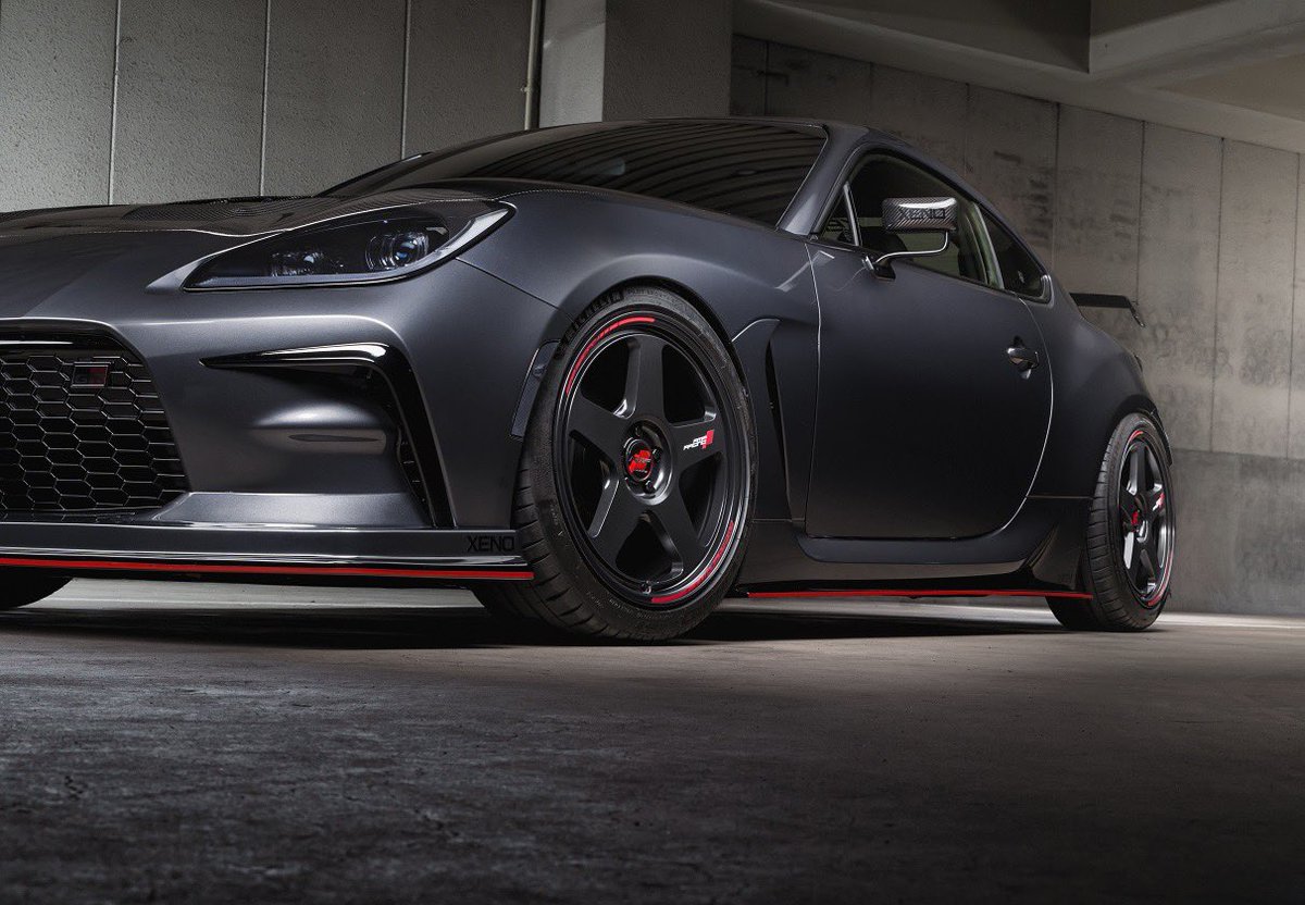 RMP RACINGのTR50を、xeno-japanのエアロパーツ装着GR86に履いています