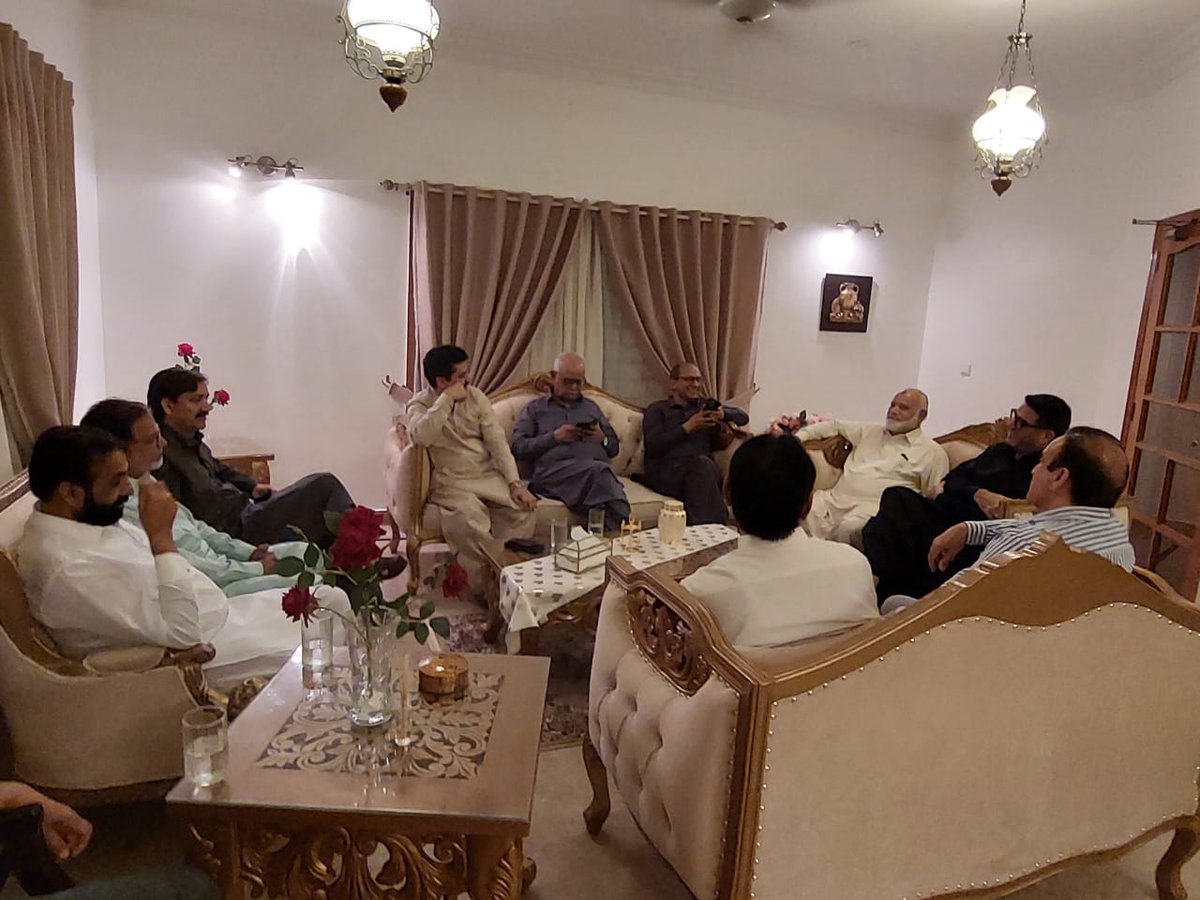 QaziMBashir1's tweet image. کراچی. ایڈیشنل ایڈووکیٹ جنرل سندھ   رفیق راجوری کی رہائش گاہ پر عشائیہ صدر PPP کراچی صوبائی وزیر سعید غنی مہمان خصوصی تھے عشائیہ میں جنرل سیکرٹری   سندھ وقار مہدی' MNA اسد عالم نیازی' ایڈووکیٹ جنرل سندھ حسن اکبر'PLF سندھ کے صدر قاضی ایم بشیر Asc ' سردار ذوالفقار ودیگر کی شرکت۔