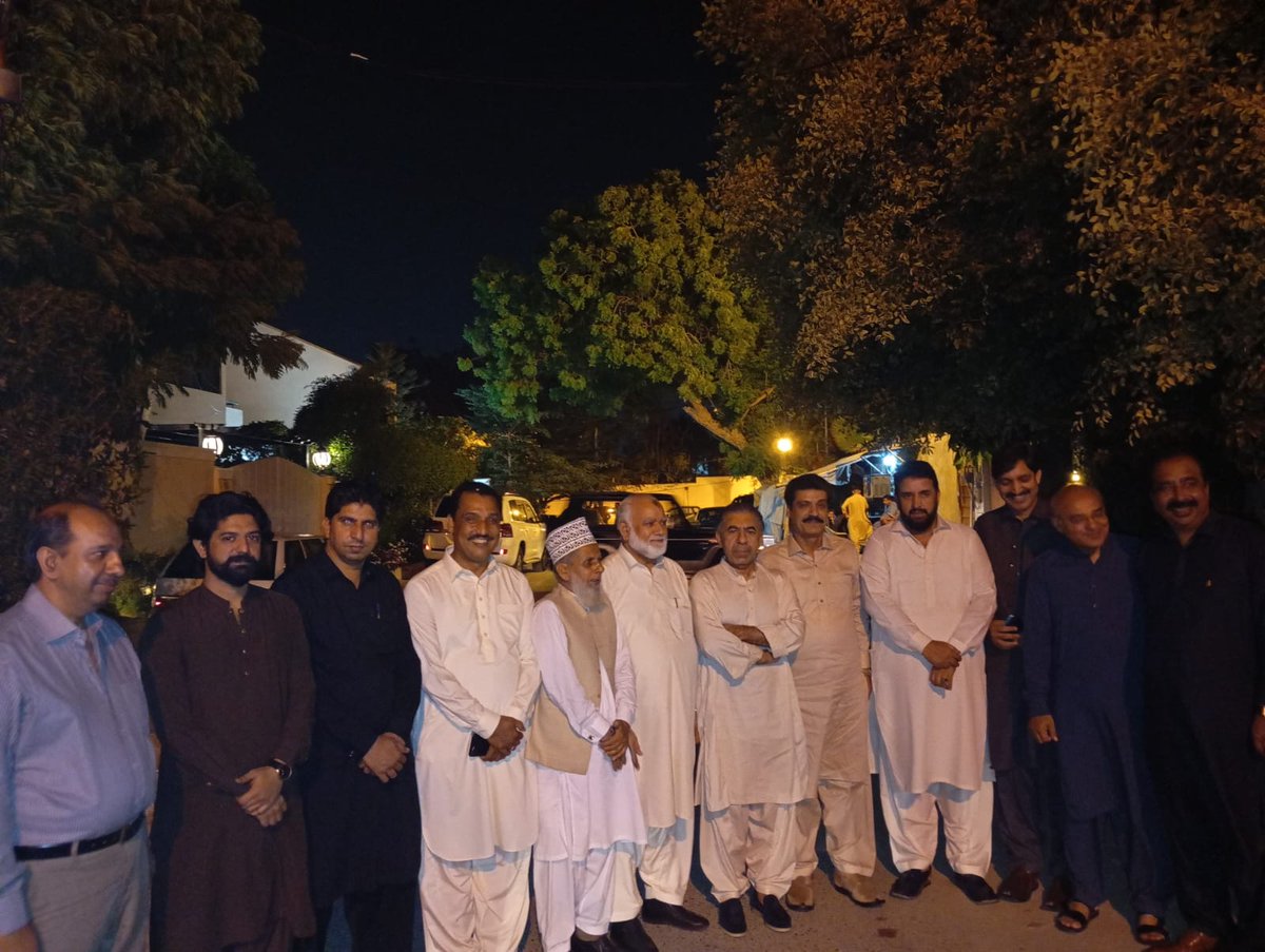 QaziMBashir1's tweet image. کراچی. ایڈیشنل ایڈووکیٹ جنرل سندھ   رفیق راجوری کی رہائش گاہ پر عشائیہ صدر PPP کراچی صوبائی وزیر سعید غنی مہمان خصوصی تھے عشائیہ میں جنرل سیکرٹری   سندھ وقار مہدی' MNA اسد عالم نیازی' ایڈووکیٹ جنرل سندھ حسن اکبر'PLF سندھ کے صدر قاضی ایم بشیر Asc ' سردار ذوالفقار ودیگر کی شرکت۔