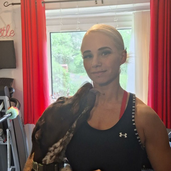 Trying to take a selfie with the world's clingiest dog 🙈💙 I am literally his world lol xxx #biceps #fitness<a href="/tag/gymlife"class="tags"><span>#gymlife</span></a><a href="/tag/fitness"class="tags"><span>#fitness</span></a><a href="/tag/biceps"class="tags"><span>#biceps</span></a><a href="/tag/gsp"class="tags"><span>#gsp</span></a><a href="/tag/dogmum"class="tags"><span>#dogmum</span></a>