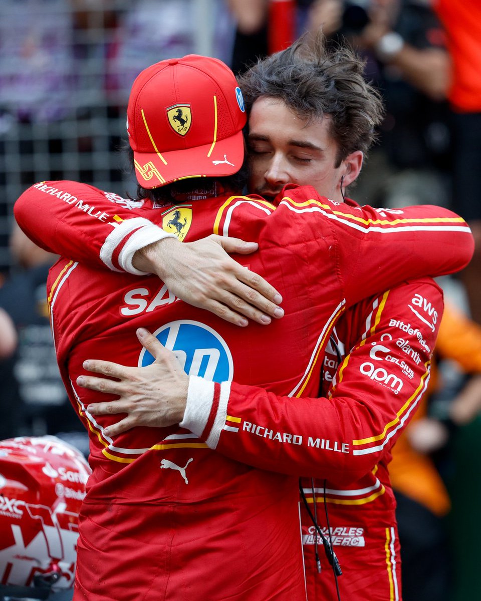 ScuderiaFerrari's tweet photo. Teamwork. The driving force pushing us on 🤜🤛

#MonacoGP #F1 https://t.co/HDwmPavLHh
