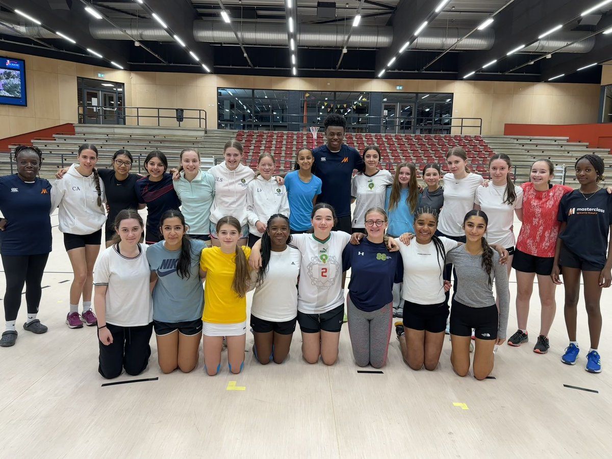 Thank you so much to Nisha & England men’s netball player Ky Lewis for a great session this morning….our girls loved learning some of your tricks! 🙏@EnglandMMNA @CroydonHigh @MCL_SportsTours @officialkylewis 🏐