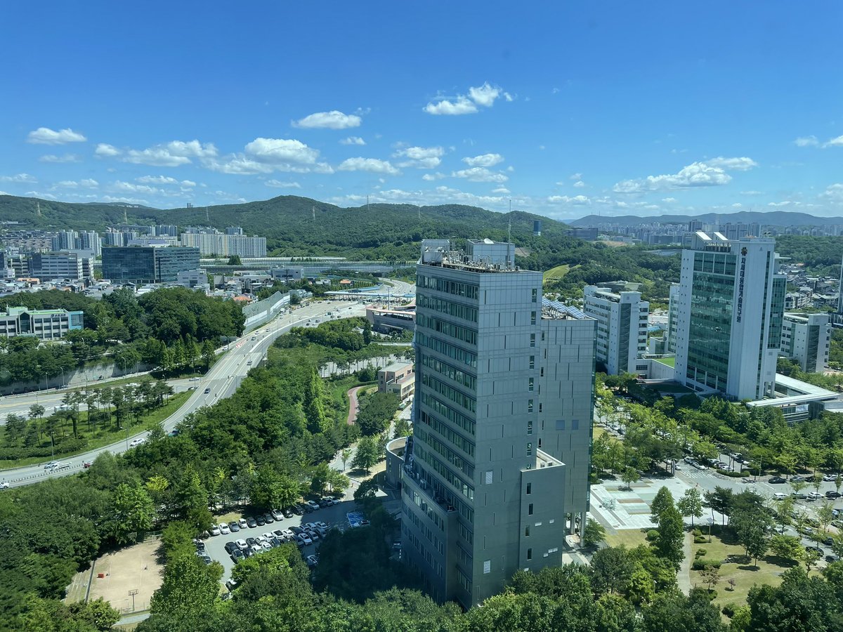 GinoDelaere's tweet image. Deze ochtend in de Gwanggyo Techno Valley, ten zuiden van Seoel, een iets minder gekend bedrijf ontmoet dat cutting-edge machines maakt die gebruikt worden door ondermeer halfgeleiderproducenten, waarbij ze in bepaalde eindmarkten tot 80% marktaandeel halen #expotech