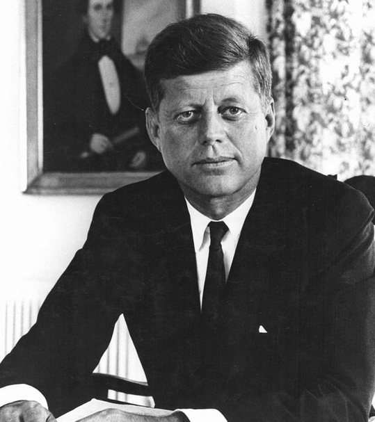 USA, 1962, JFK und sein Berater : JFK : Wieviele Menschen sterben wenn wir die Sowjetunion mit Atombomben zerstören ? Berater : Ungefähr 80 Millionen Menschen ! JFK : Ok, dann machen wir das ! Berater : 80 Millionen Amerikaner, Mr. President ! JFK : Ohh ! #Ukraine #Tagesthemen
