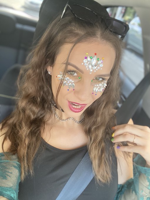 VIENNA PRIIIIIIDE is today 🏳️&zwj;🌈 ❤️ hope we see us there!! https://t.co/zPoUGrWa1M<a href="/tag/mvsales"class="tags"><span>#mvsales</span></a>