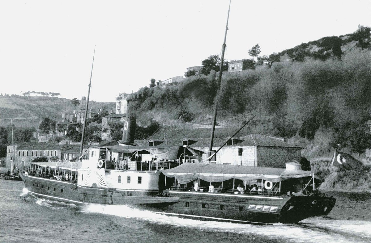 Yandan çarklı Asayiş Vapuru, sefer sırasında Çengelköy önlerinde.