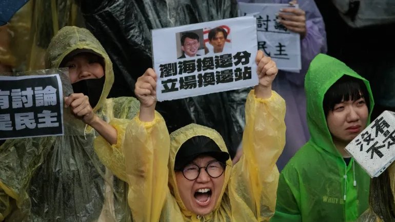 MarioNawfal's tweet photo. 🚨🇹🇼 BREAKING: TAIWAN PASSES CONTROVERSIAL 'PRO-CHINA' MEASURES

Taiwan’s opposition-controlled legislature has passed changes favoring China, reducing the president's power.

The Nationalist Party pushed these changes to give the legislature greater control over budgets, including defense spending.

Thousands protested outside, while inside, arguments on the floor broke into shouting and pushing matches.

The Nationalists Party officially back unification with China, from which Taiwan separated in 1949.

Source: Fox News