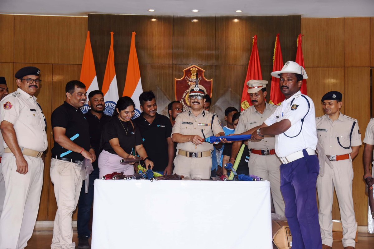 MUVI Foundation CSR wing has donated 600 large umbrellas to Commissionerate Police BBSR-CTC's dedicated traffic police and home guards, who work tirelessly through heatwaves and heavy rains. We're proud to support those who keep us safe, rain or shine! ☔️ #CSR #CommunitySupport