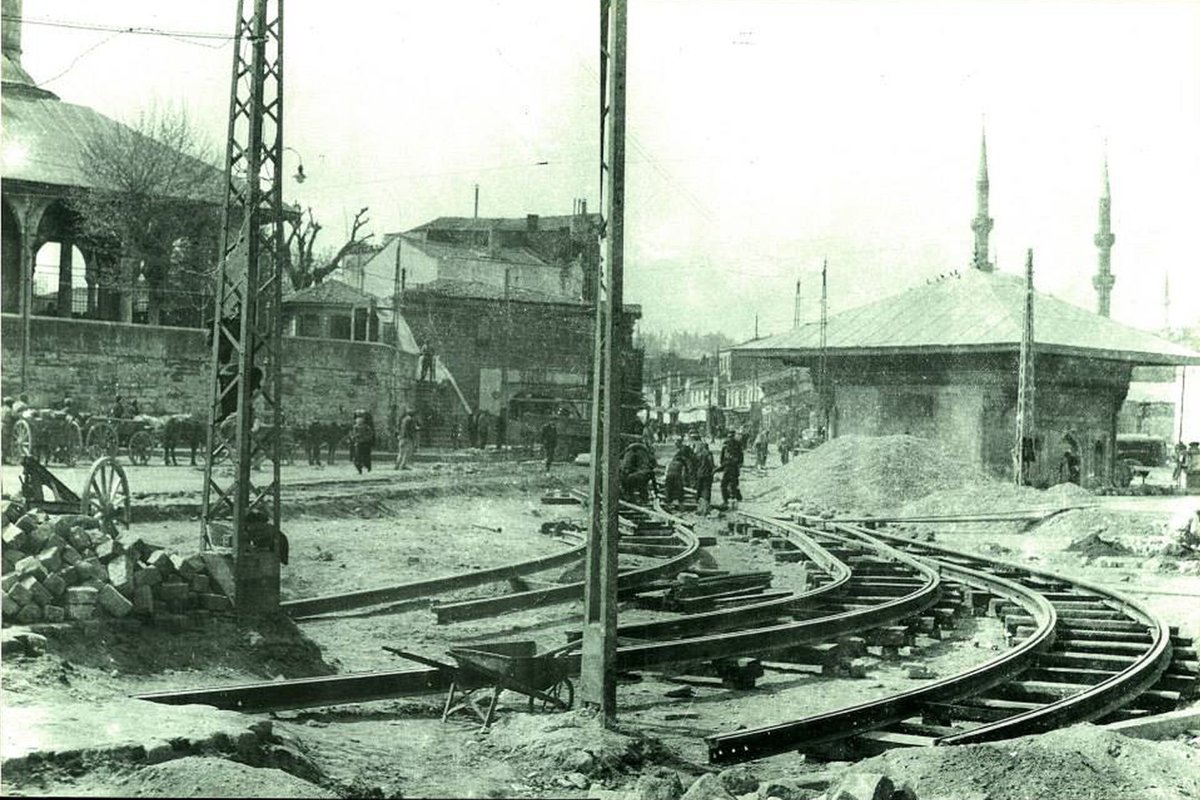 Üsküdar'a tramvay rayları döşenirken / 1927