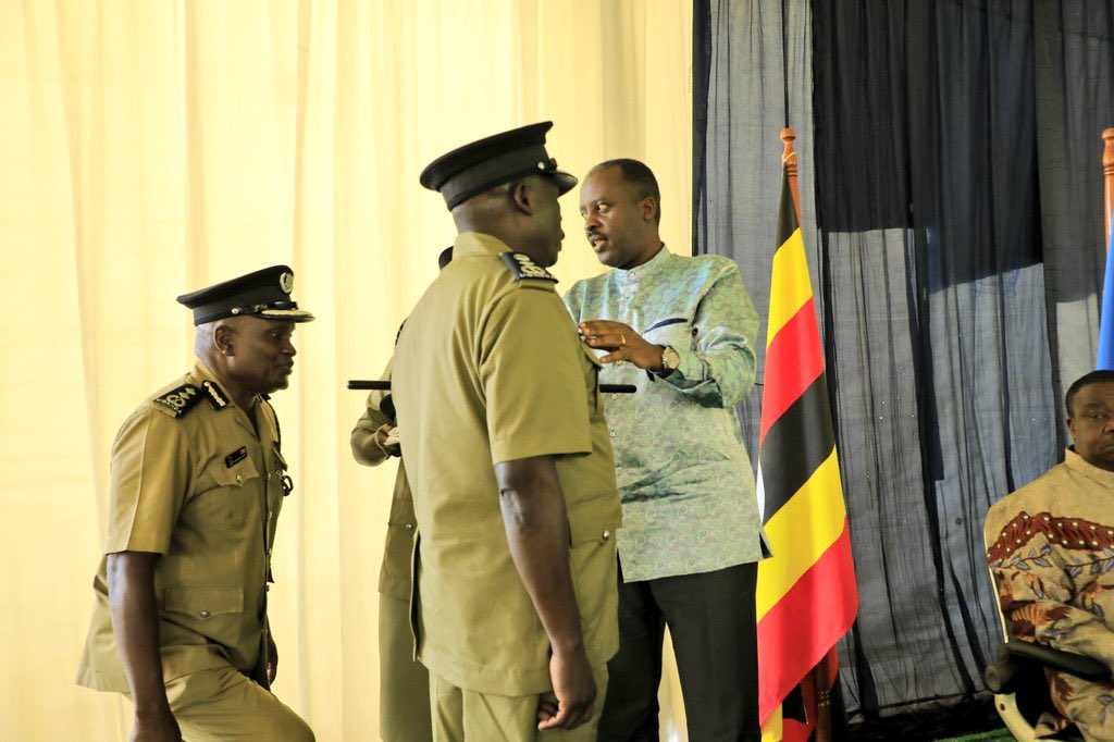The new IGP, Mr Abbas Byakagaba, and his deputy, Mr James Ochaya have assumed office today at the police headquarters in Naguru, Kampala. The ceremony was presided over by Internal Affairs Minister, @otafiire_k assisted by his State Minister, Gen David Muhoozi. 

#Radio4UG