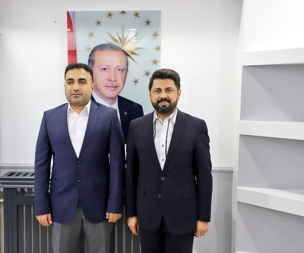 İnönü Üniversitesi Eğitim Fakültesi Öğretim üyesi Prof. Erol Koçoğlu, beraberindekilerle İl Başkanımız @yilmaz_seven'i makamında ziyaret etti.