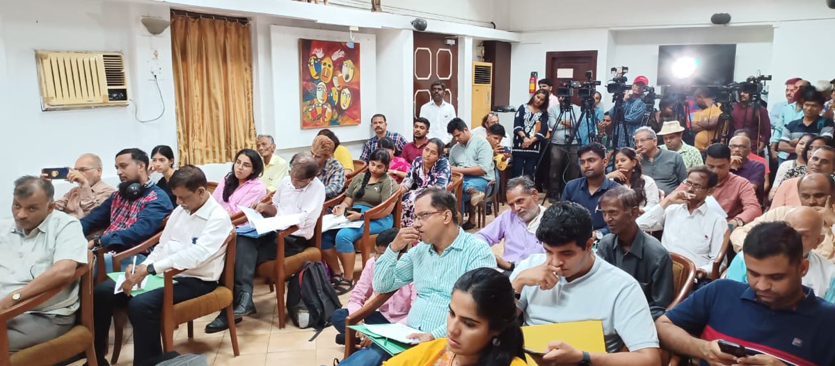 Prajafoundation's tweet photo. Praja Foundation launched a report on 'Status of Civic Issues in Mumbai 24'. This year focus is on #PublicToilets, #CommunityToilets, #Pollution.
What do you think are Mumbai’s challenges?
Full Report: https://t.co/LqbuNCYXa0
Report Highlights: https://t.co/bXwXcQgcwO https://t.co/iBztrTAlwk