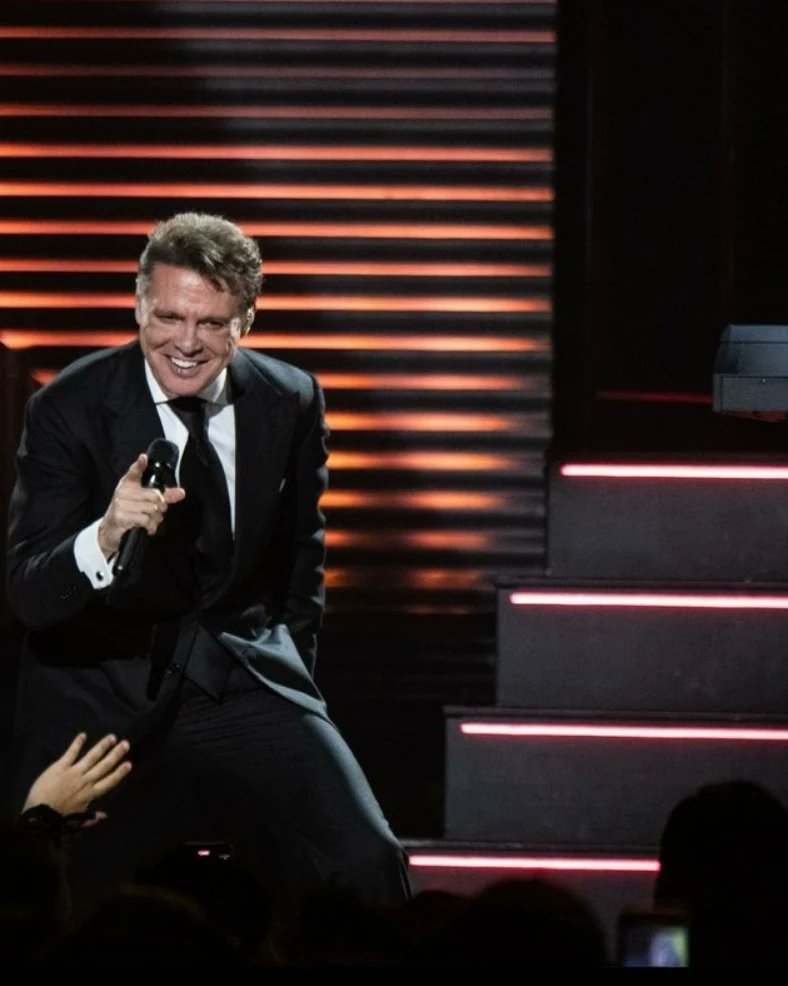 ✨ Preciosas fotografías 📸 de Luis Miguel en el Target Center. 

📸 Courney Deutz Photo @Targetcenter

#LuisMiguel @LMXLM #luismigueltour2024 #luismiguelforever
#luismiguelfans #adictosaluismiguel
#luismiguelelsoldemexico