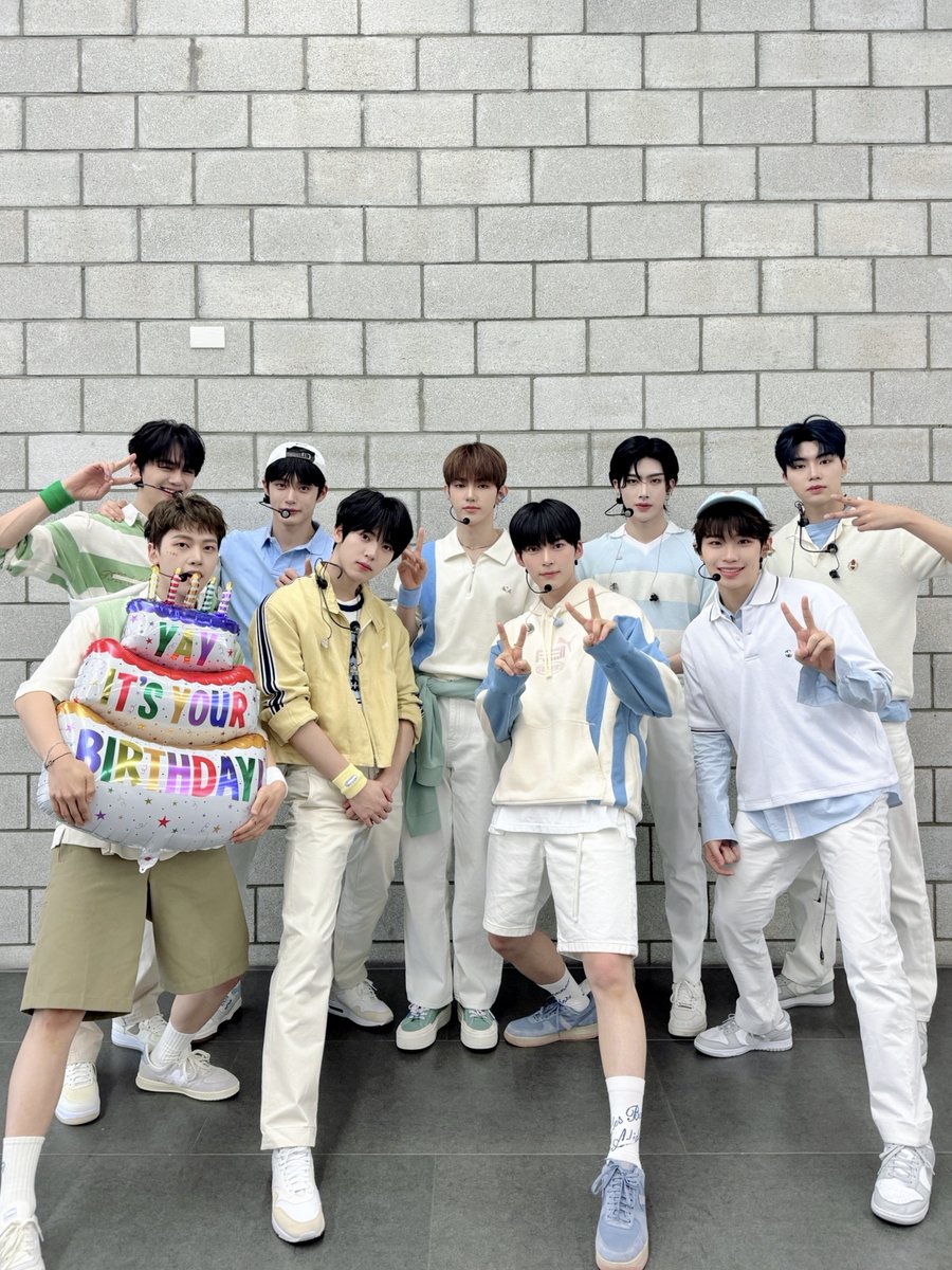 ZB1_official's tweet photo. _𝗭𝗘𝗥𝗢𝗙𝗢𝗖𝗨𝗦

톡톡 상큼베이스원 비주얼 좀 보세요🥹 ZB1은 오늘도 제로즈 덕분에 Feel the POP? No! Feel the HAPPY🥰🏆

#ZEROBASEONE #ZB1 #제로베이스원
#You_had_me_at_HELLO
#FeelthePOP #ZEROBASEONE_FeelthePOP https://t.co/wpXzp3fuPW